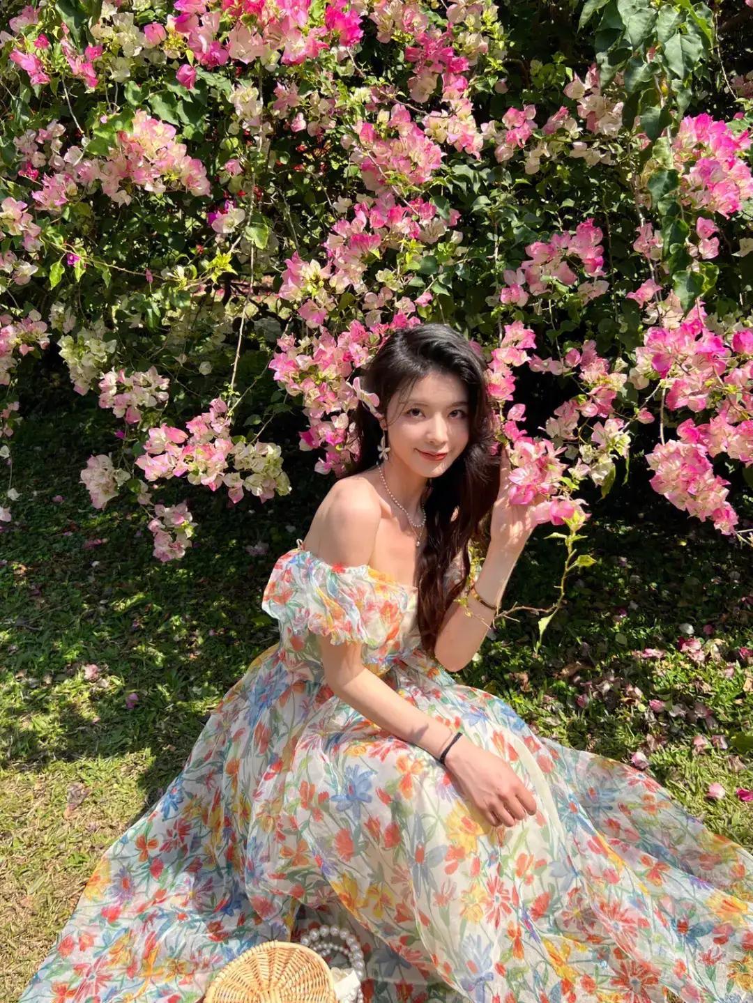 
在那梅花盛开的地方，
美丽的
