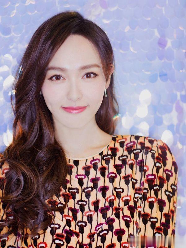紫萱是经典，赵默笙是突破，而李未央才是证明唐嫣演技的重要角色
唐嫣是毕业于中央戏