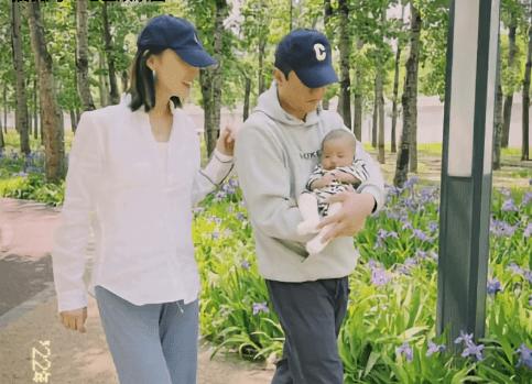李亚鹏与海哈金喜结婚后，事业爱情双丰收，人生可谓是圆满了。尽管他与王菲的婚事总是