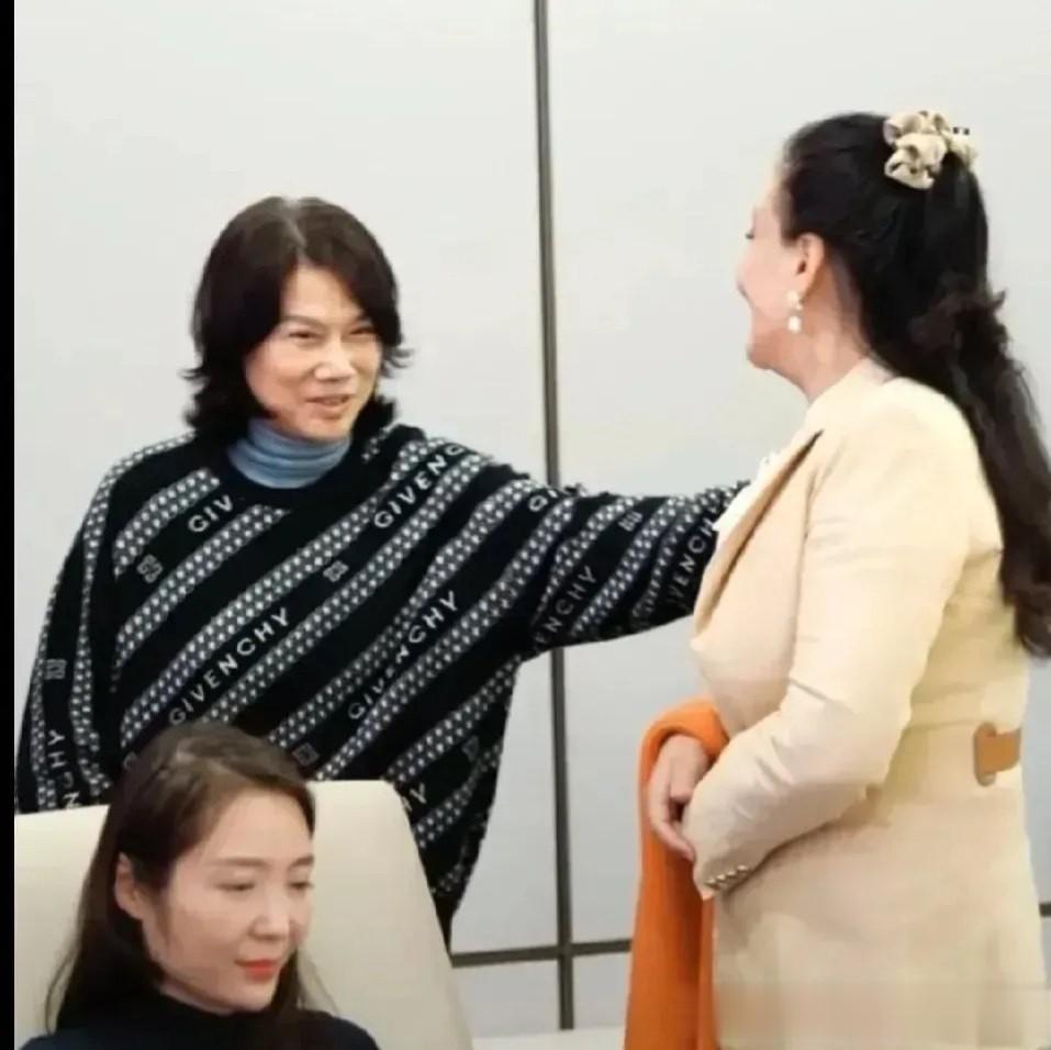  张兰董明珠碰面，就是互相吹捧

两个女人难得碰一次面儿，情商都好高，互相吹捧的