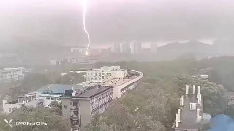  敢问何方道友在此渡劫，可否现身一见 ？