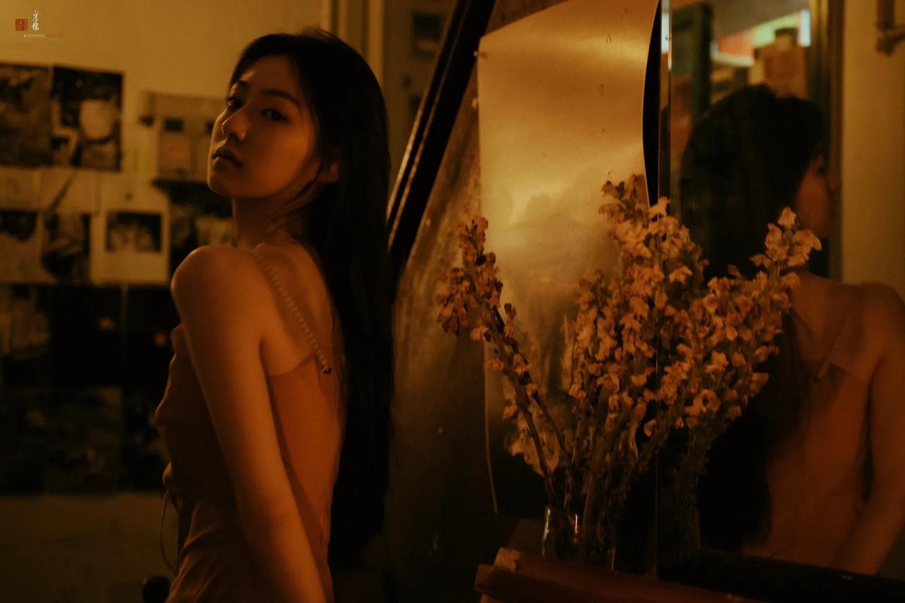 胡连馨

春野荒芜人烟，
你在一隅的书店门前光赏美，
偏是昨夜忽逢夜雨。
你一身