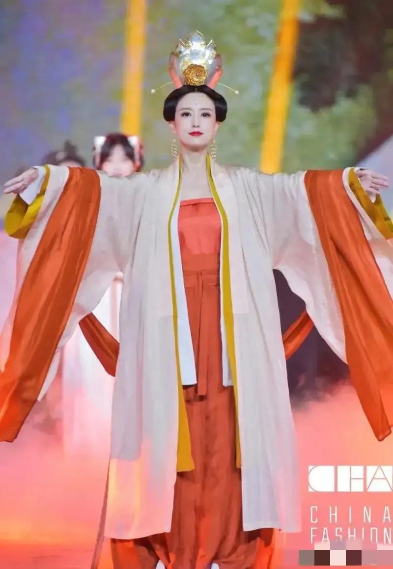 被央视女主持张蕾惊艳到了，颜值和气质更是胜过不少女明星！

昔日出席某节目，身穿