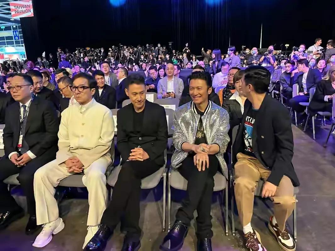 天王同框就是不一样，成龙和张学友零交流，谢霆锋笑得很开心。

以前最老的张学友竟