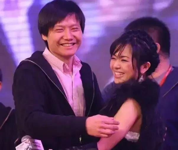 2012年，凡客举办年会，特意邀请了日本艺人苍井空前来助兴，小米老板雷军和苍井空