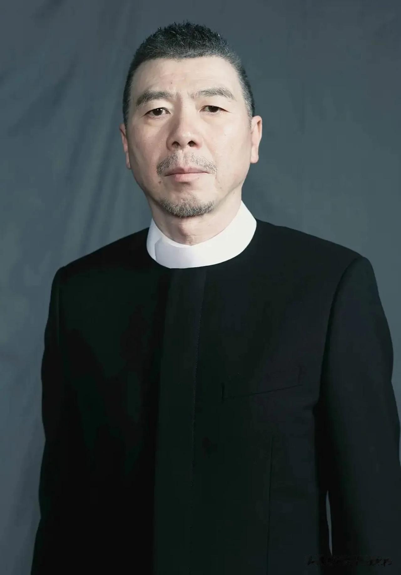 4月11日，冯小刚突然登上热搜榜首。没想到，冯小刚这次被网友骂了，因为他在采访中