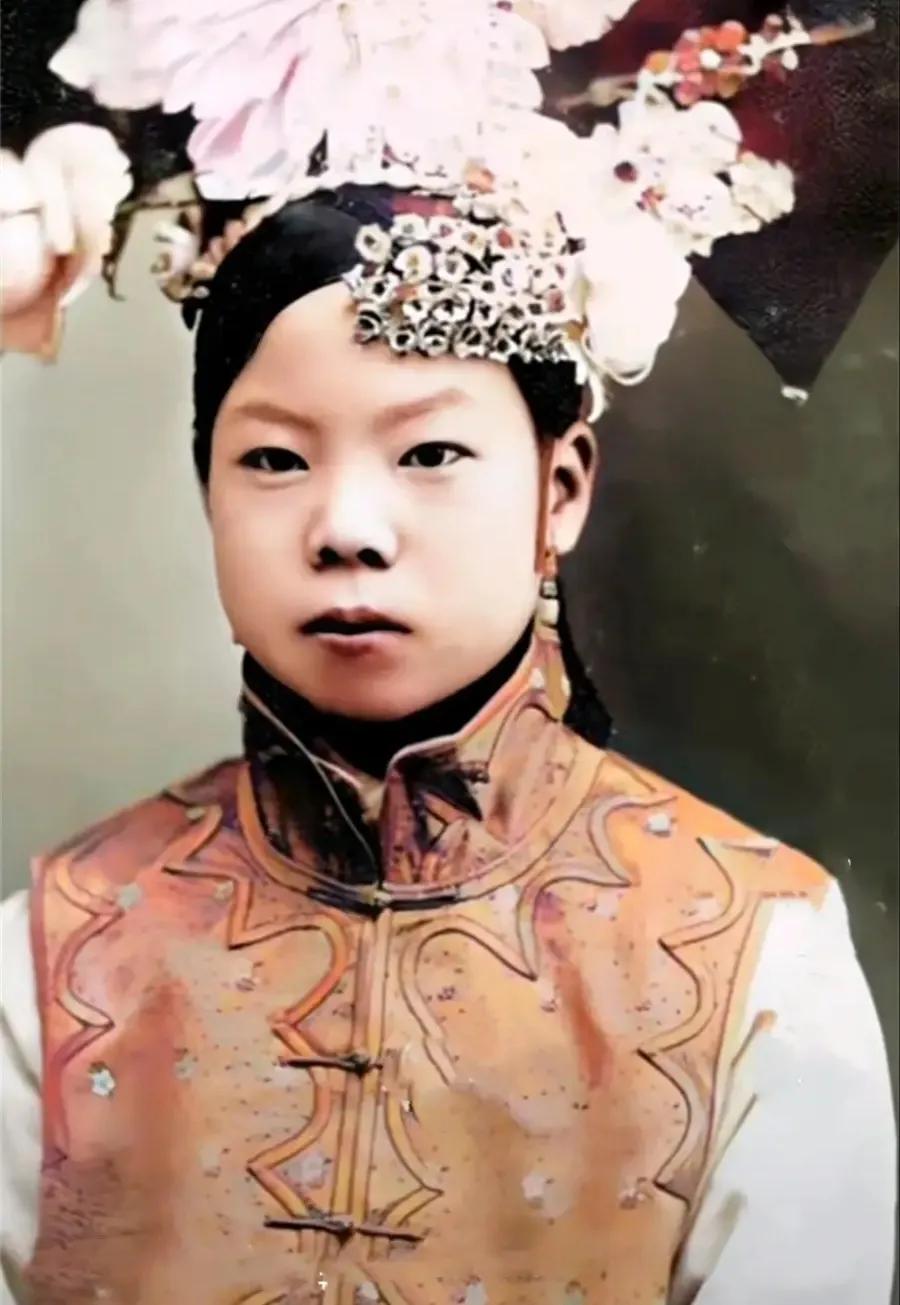 溥仪的妃子文绣，虽然容貌有点丑，但是性格刚烈，是中国历史上唯一一个敢与皇帝离婚的