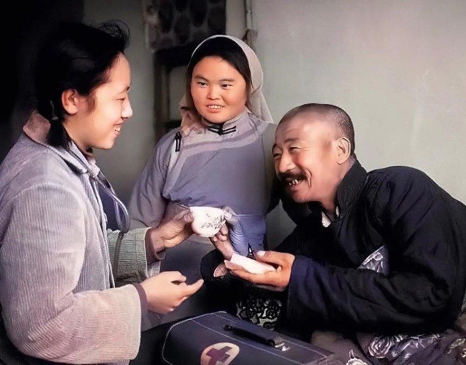 #历史那些事[超话]#1972年，在内蒙古，一个老人病了，不能下床。一位年轻的医