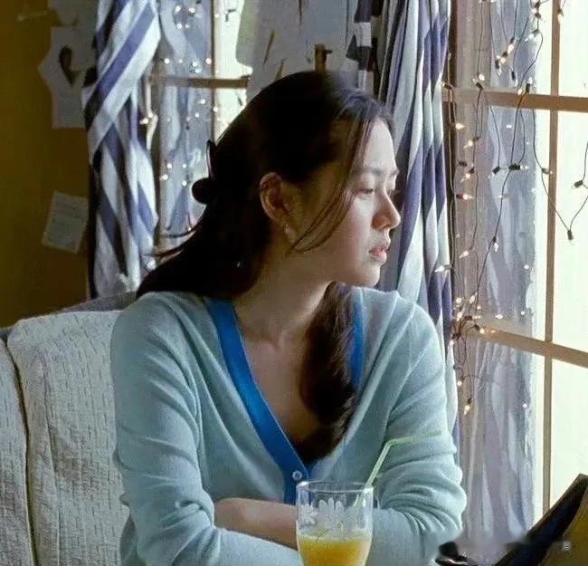 在纯素颜这一块，果然还是宋慧乔更能打呢！素颜的孙艺珍像个村妞，有点普。而宋慧乔已