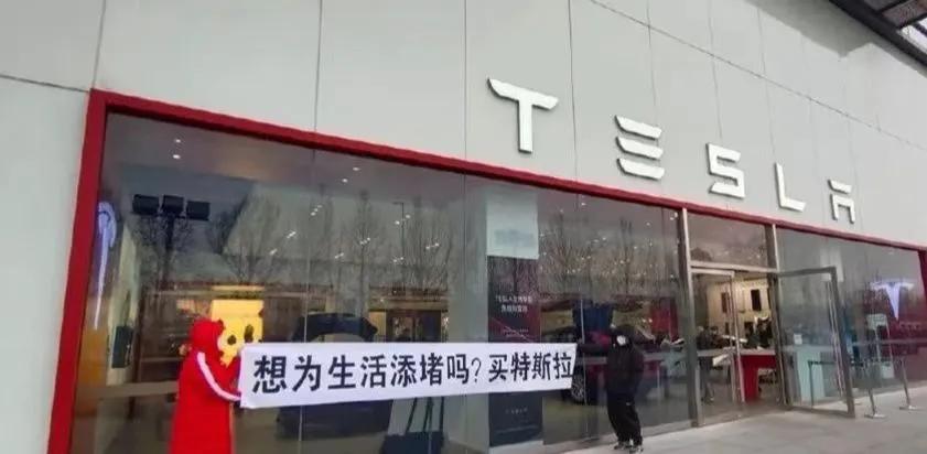 特斯拉突击式降价引发维权？
近期，特斯拉毫无预警突击式的降价，激发了车企与用户