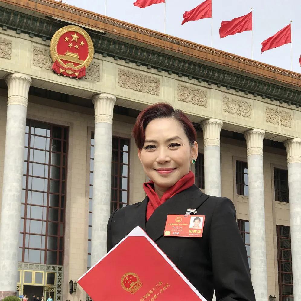 邝美云是港姐中身份最多的一位：歌手、演员、模特、主持人、明星、教师、企业家、慈善