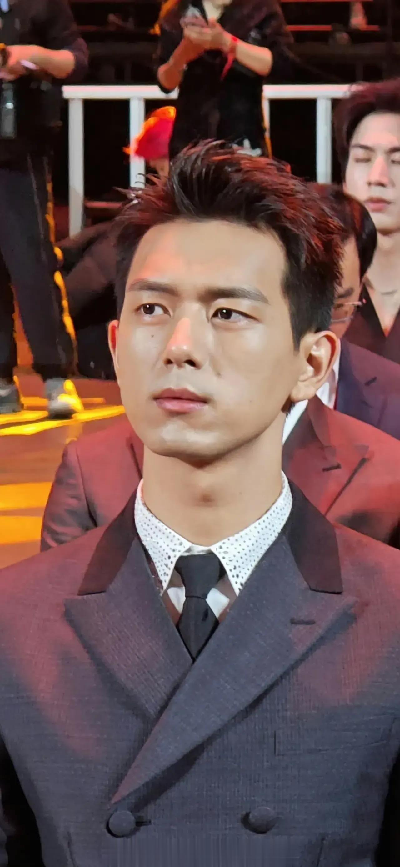 李现生图照片曝光，已经31岁的他仍然是荷尔蒙满满，好帅。

他坐姿笔直，昂首挺胸