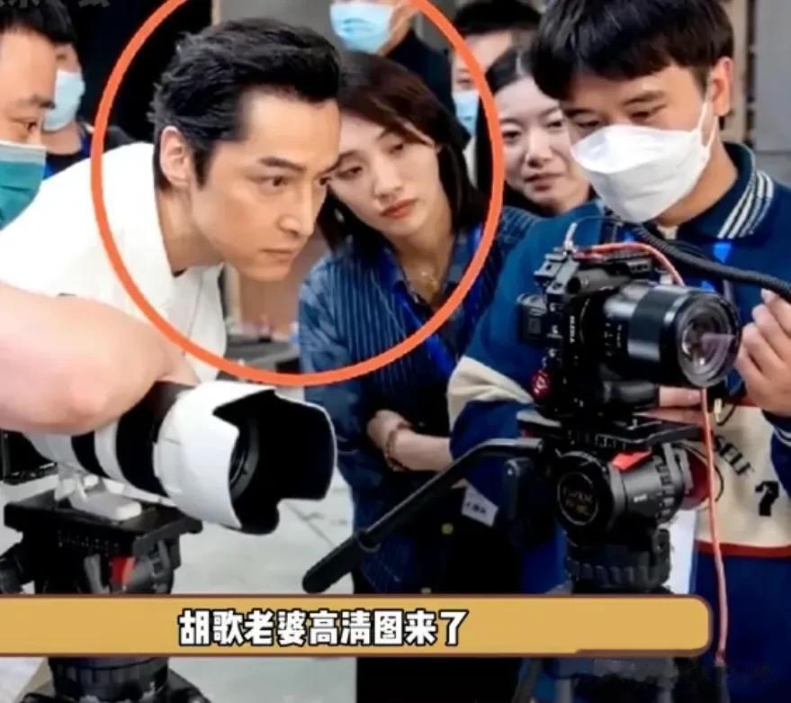 胡歌和老婆黄曦宁的高清合照，能看出十一岁的年龄差了，看起来很有气质[呲牙][呲牙