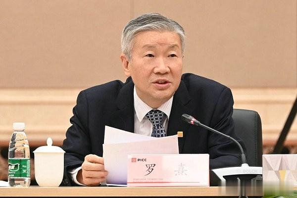 前有人保寿险强制员工背诵董事长金句，后有人保财险强迫员工下班不能喝酒。
中国人保