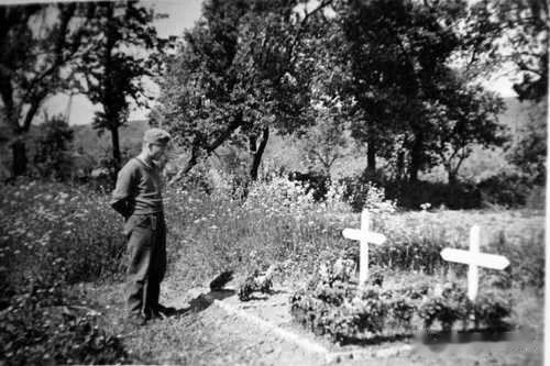 一名德军士兵站在战友的墓前，也许下次就轮到自己躺在里面了。