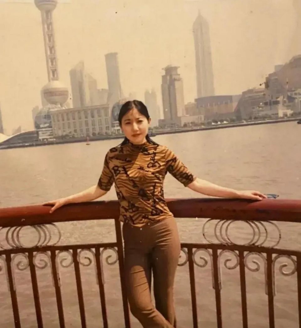 上世纪90年代，一个年轻女孩在上海外滩拍照，当时上海外滩的“厨房三件套”还没有成