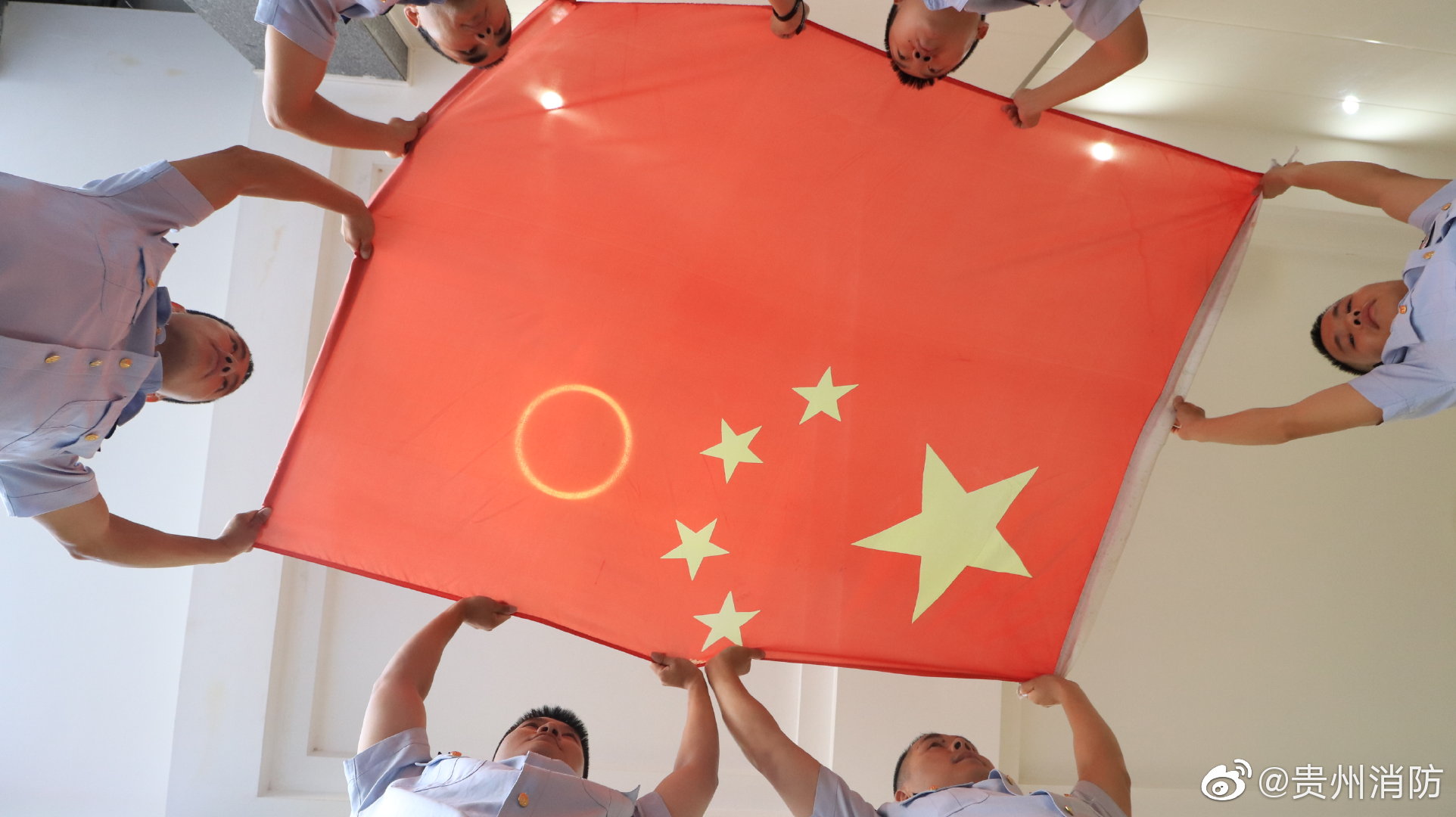 我们生在国旗下,长在春风里。人