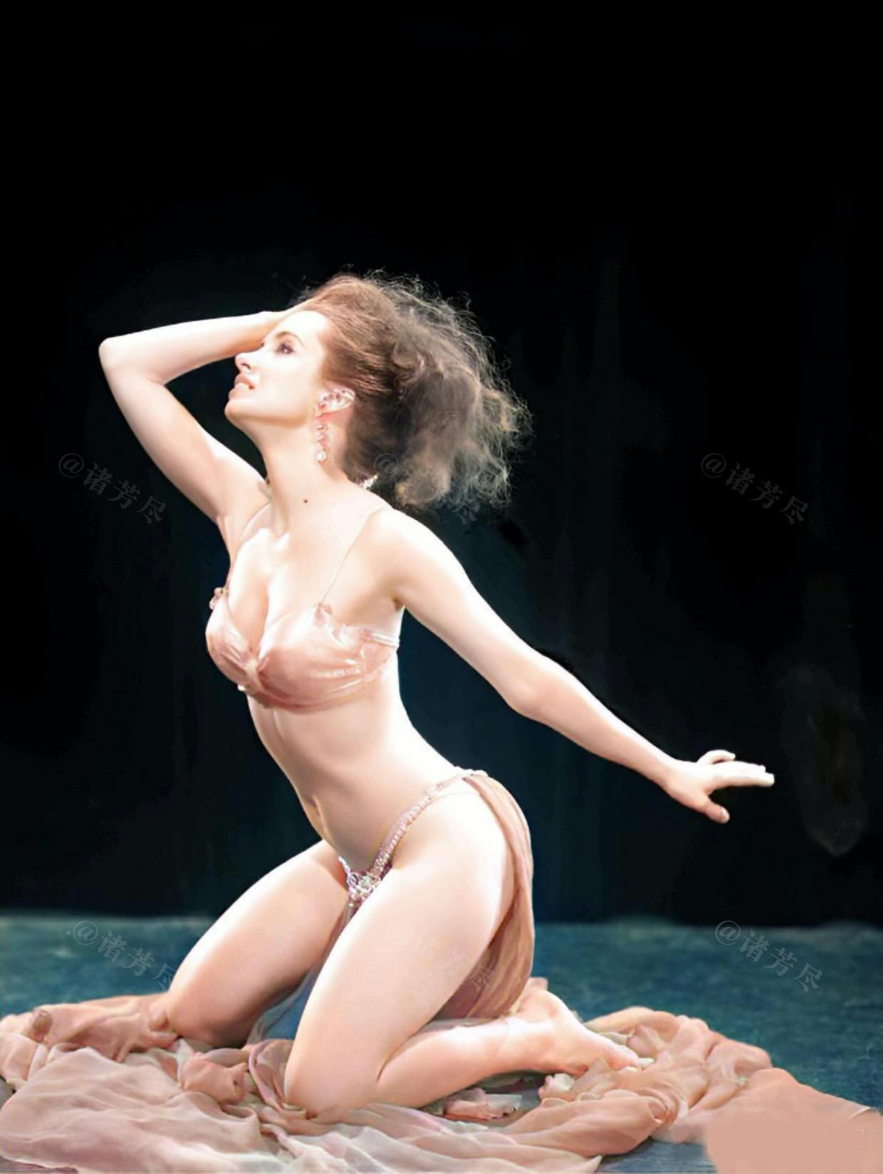 1960年，美国，一名“脱衣舞女郎”正在舞台上纵情表演，与人们印象中低俗的景象不