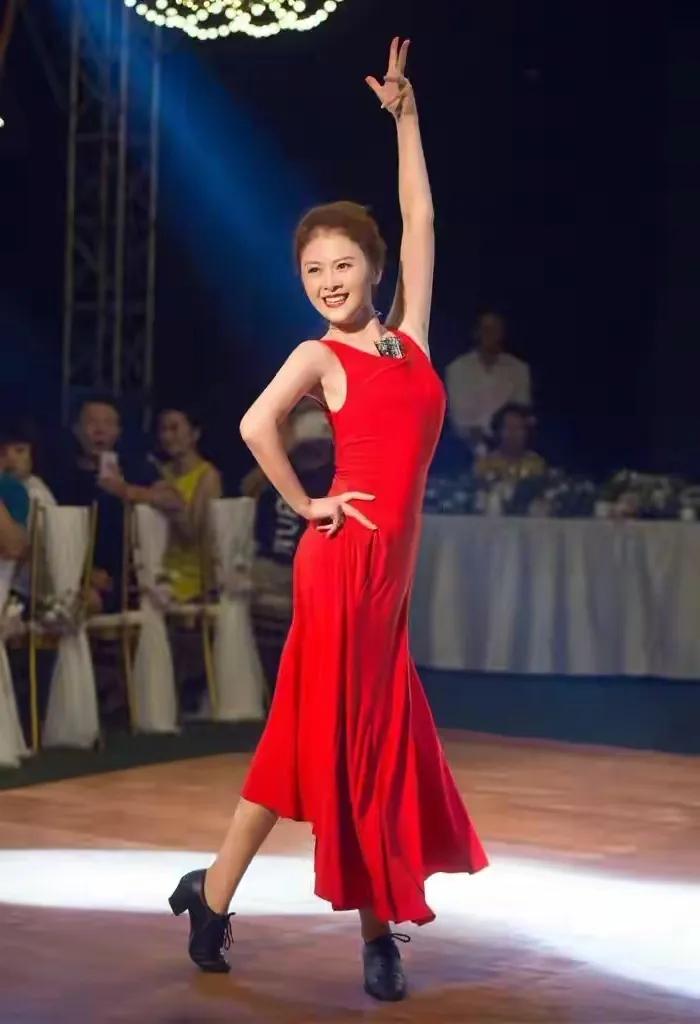 沈腾的老婆王琪年轻时的状态真的可以和一线女明星媲美。

出席活动，一款红色长裙看