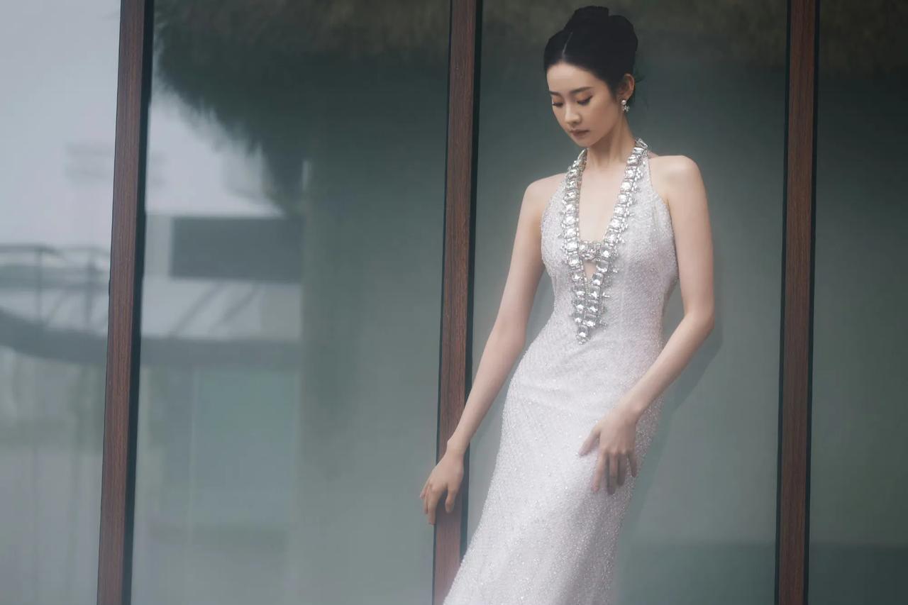 张艺凡

烟雨稀疏的日式建筑风格里，
捧着一缕朦胧，
如梦如幻，
你一身白色连衣