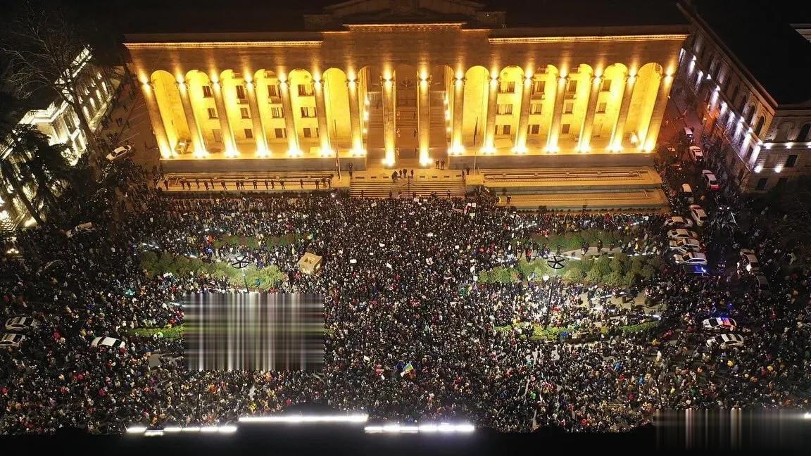 人心所向、大势所趋，昨晚全球几十个国家的上千万市民自发出走家门，来到其所在市镇的