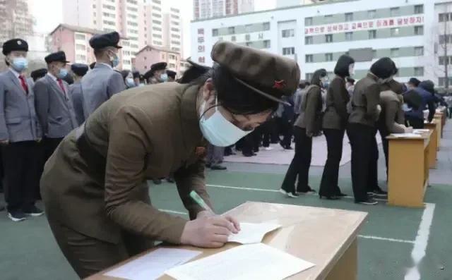 【朝鲜或是美国霸权衰落的引线】朝鲜一天超80万人参军或复队，按道理，这将对美国形