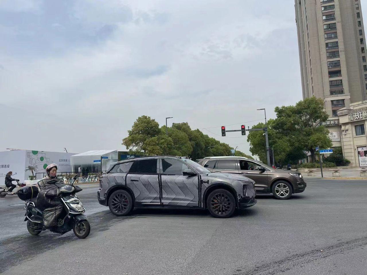 蔚来 NT2.0 的 ES6 谍照
随着车展的到来，蔚来 NT2.0 的 ES6