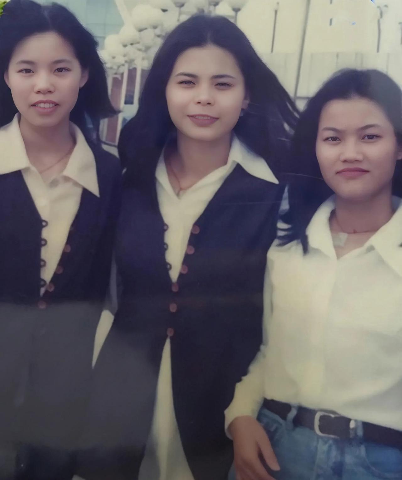 三个小姐妹相隔20年的两张合影，岁月这把杀猪刀对她们下手有点狠。
这三个小姐妹年