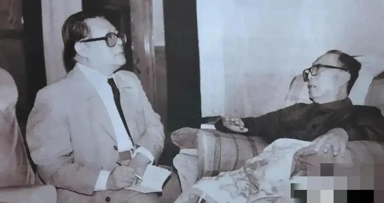 1989年，上任不久后的江泽民前去拜访聂荣臻元帅时的照片。

江泽民上任不久做的