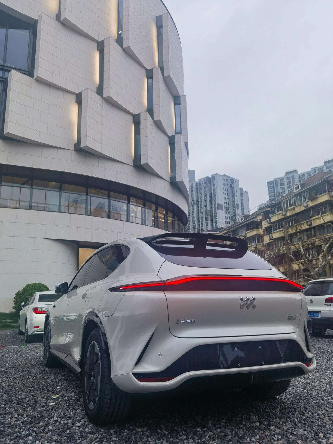 智己LS7提车体验
智己LS7首日提车体验，空间巨大，坐3人的同时可以装一大一小