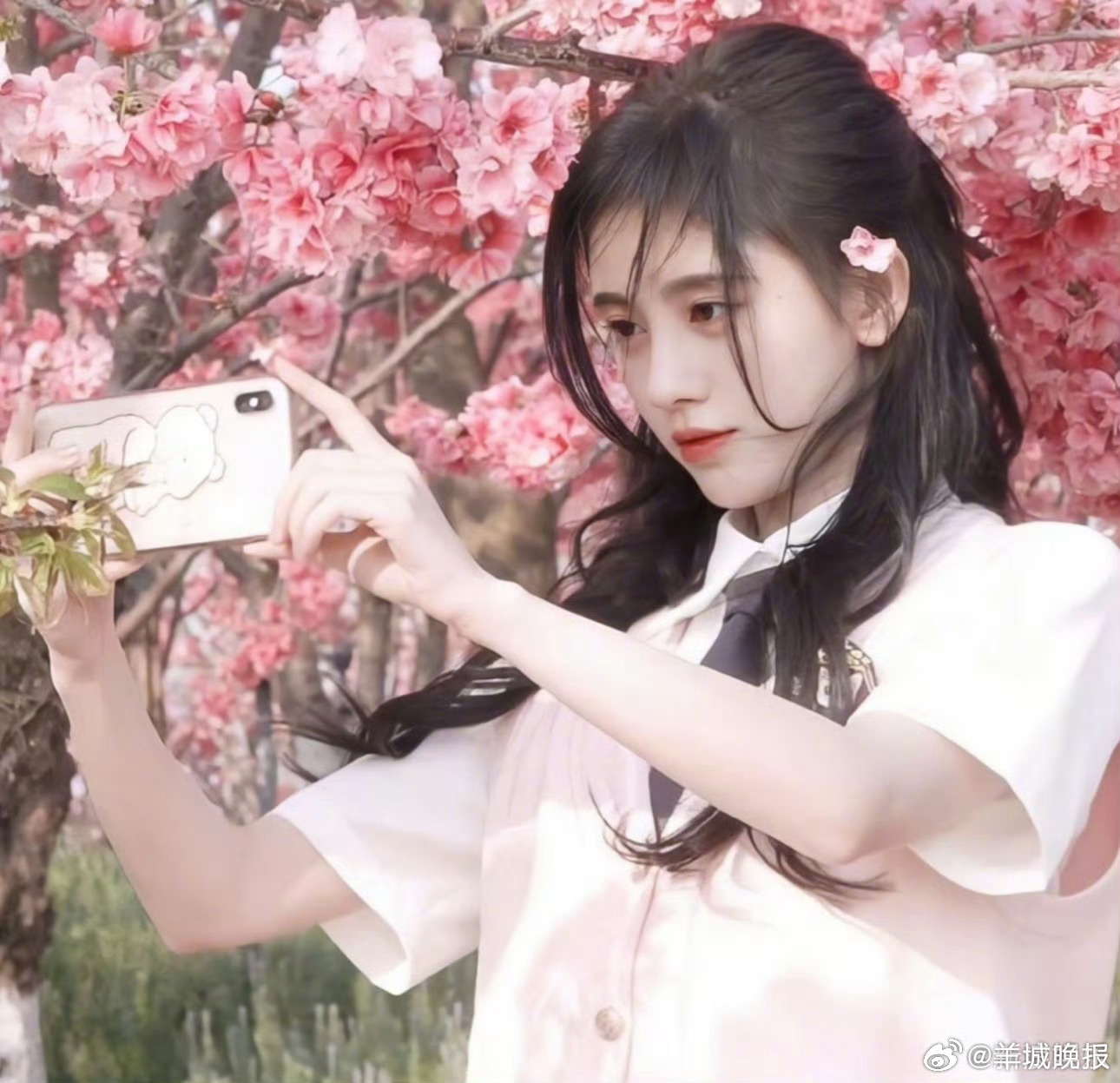 【分享人比花娇这一刻具象化了】眉目如诗，顾盼生辉，目光灼灼……待到春暖花开时，你