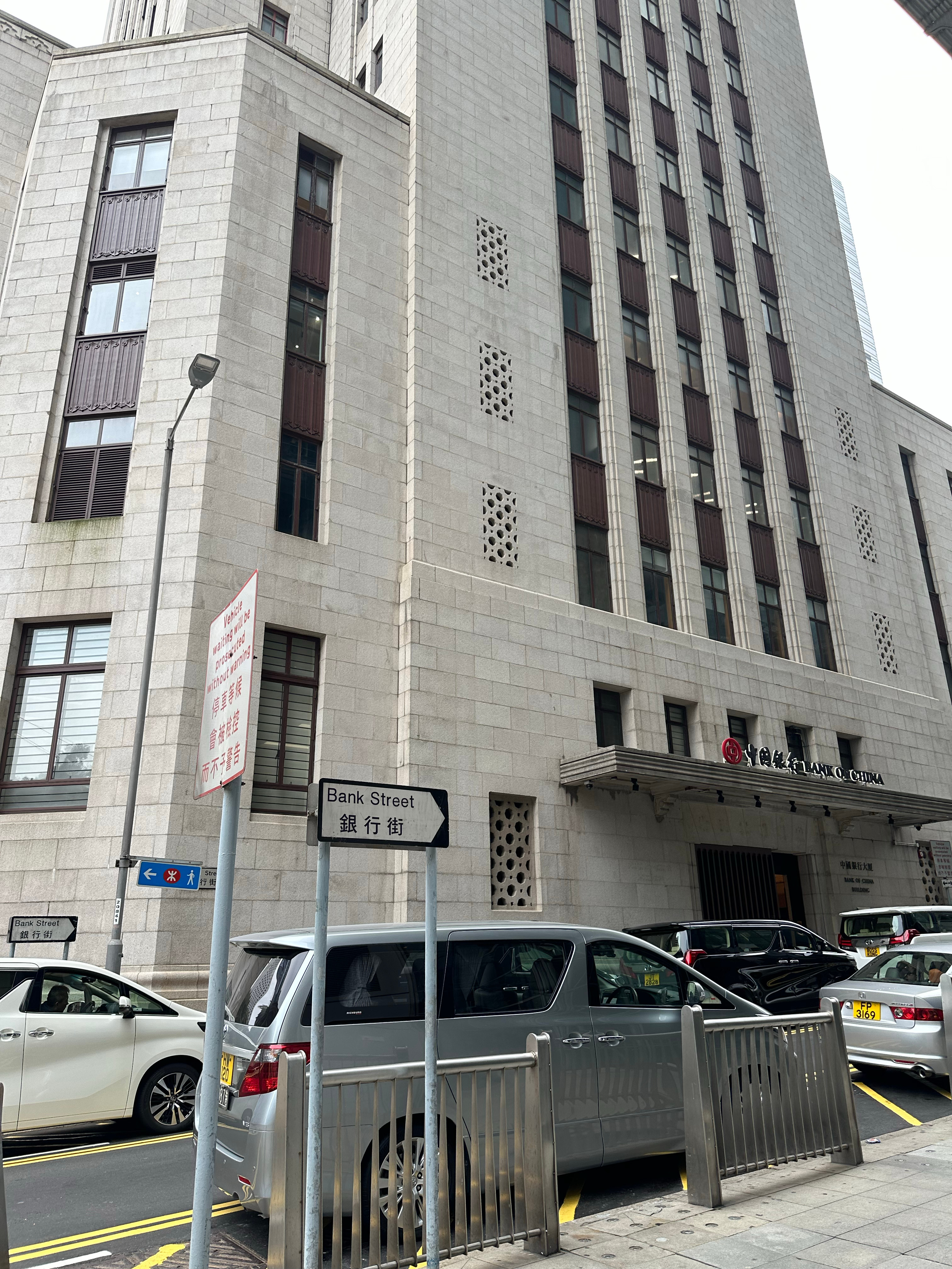 和同事从公司直径走到客户公司开会不到2min的路程显得像是去教学楼上课[笑哈哈]