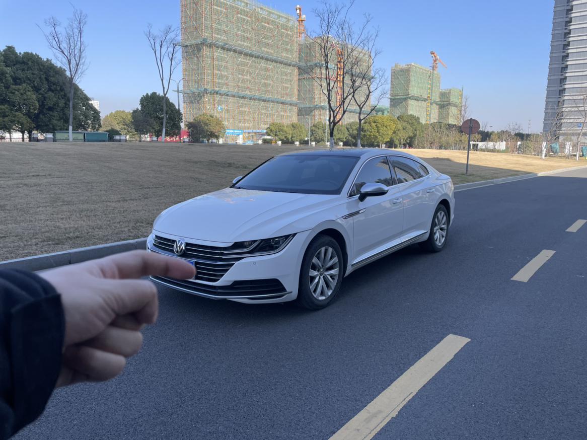 先不说车好不好
这个颜值还是不错的
不像其他大众套娃车
CC的辨识度相当高【来自