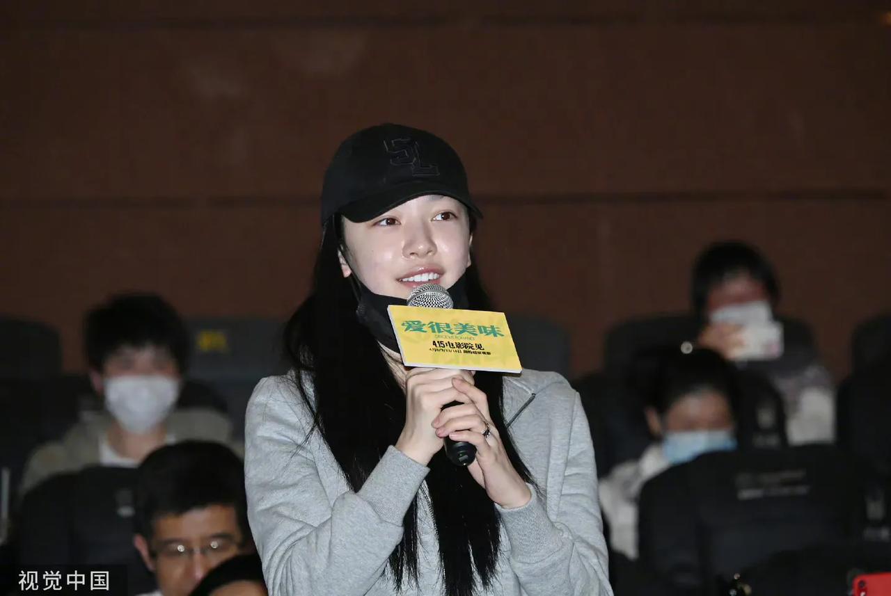 易梦玲被曝分手后首次现身上海，在电影《爱很美味》路演生图曝光，而且还是素颜出镜，
