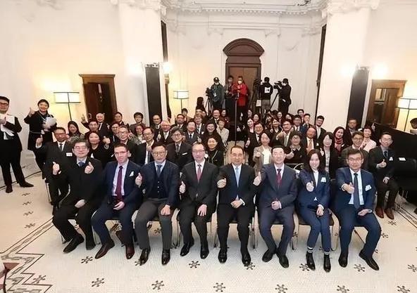 海牙国际刑事法院说好听点就像春秋时期的周朝，只有名头没有实力来保证自己的命令得到