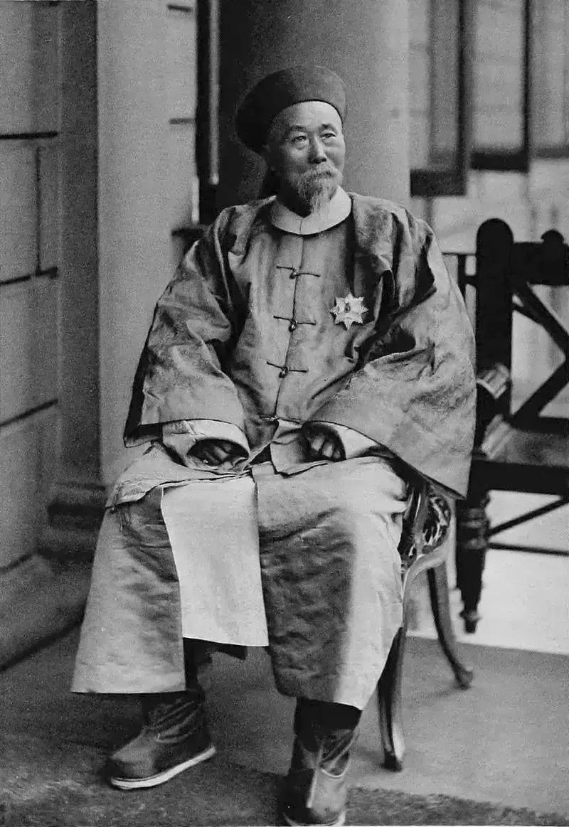 1875年，李鸿章无所谓地说：新疆那不毛之地，不要也罢！左宗棠拍桌而起：“166
