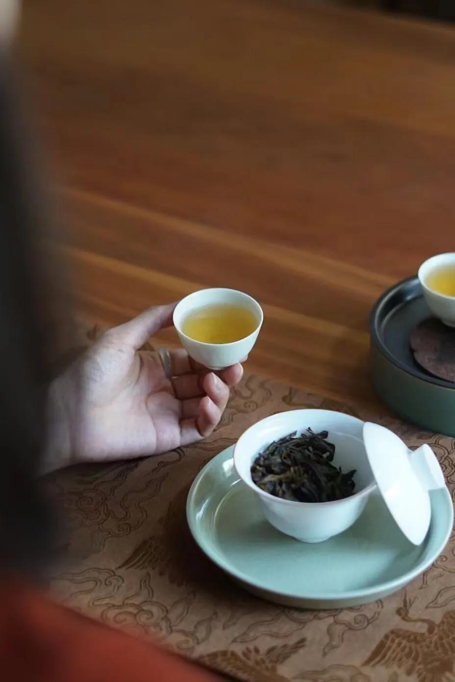蜜兰香是单丛十大花蜜香型之一 
闻于茶就有淡淡的花蜜香 
注水之后，干茶被唤醒 