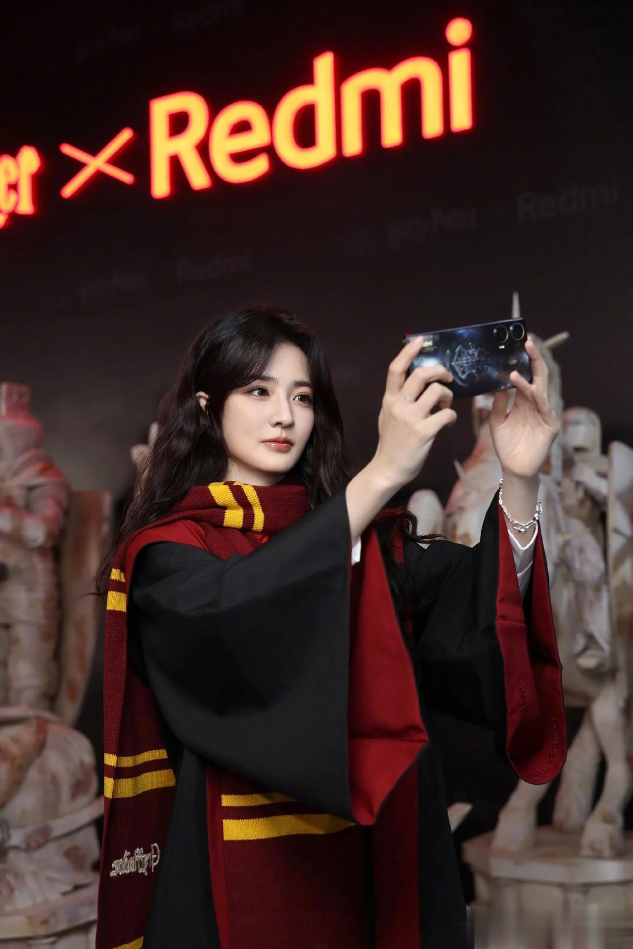 这是徐璐吗？怎么变化这么大，脸也变长了，是不是还做了丰唇啊？整张脸秒变科技脸呢！