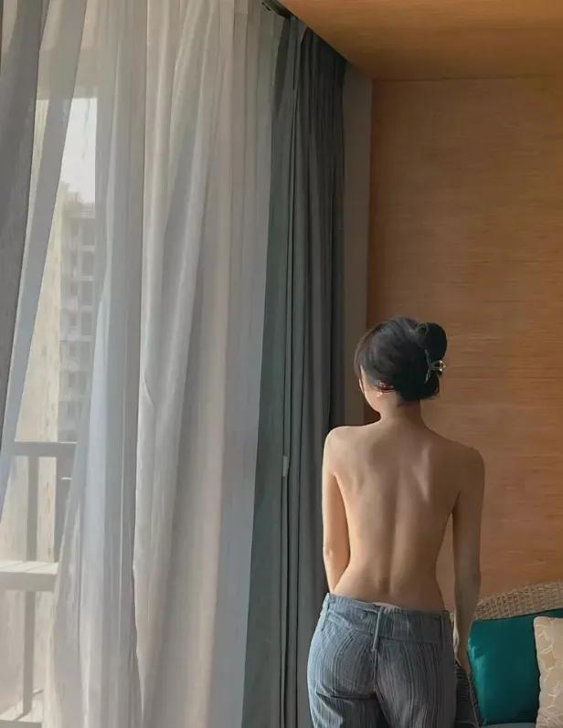 李菲儿是真不拿咱网友当外人，好好的明星当着当着整个网红脸，这会儿又开始晒身材。她