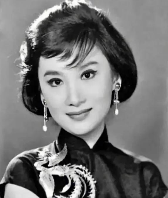 #历史那些事[超话]#57年中南海举办联欢会，周总理邀请影星夏梦跳舞：你不要讲北