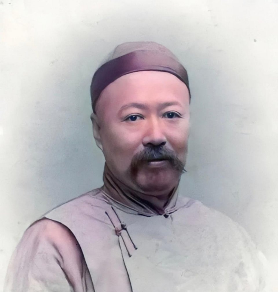 #历史那些事[超话]#1898年，43岁的李经方拍下了这张照片像。他一生都被父亲