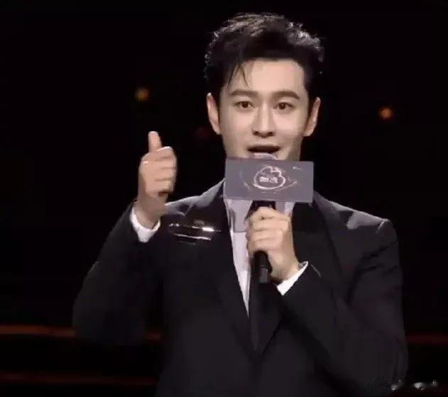 微博之夜黄晓明、杨颖上演两场狗血“名场面”。
1、黄晓明在台上发言，杨颖看了一眼