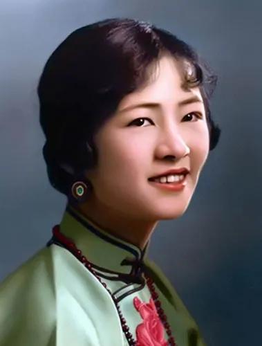 年轻时的林徽因和年老时的林徽因，朱颜辞镜花辞树，美人也有年老色衰的那一天。
年轻