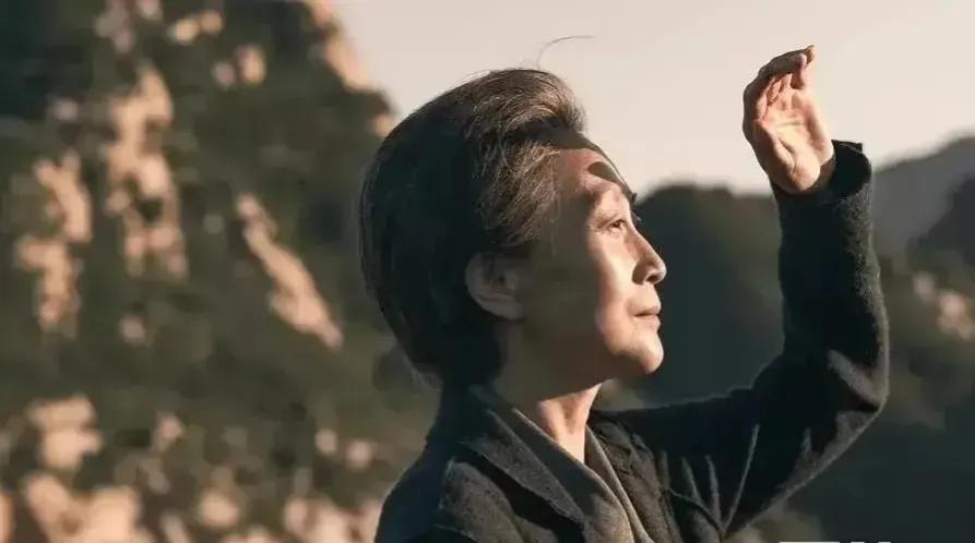 叶文洁这个角色，真的看得人很难受。在她得以接触先进技术，向宇宙发射讯号时，第一个