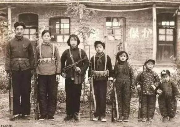 历史老照片：
1960年，飒爽英姿的一家。
当时中苏交恶，国际环境恶劣，我国实行