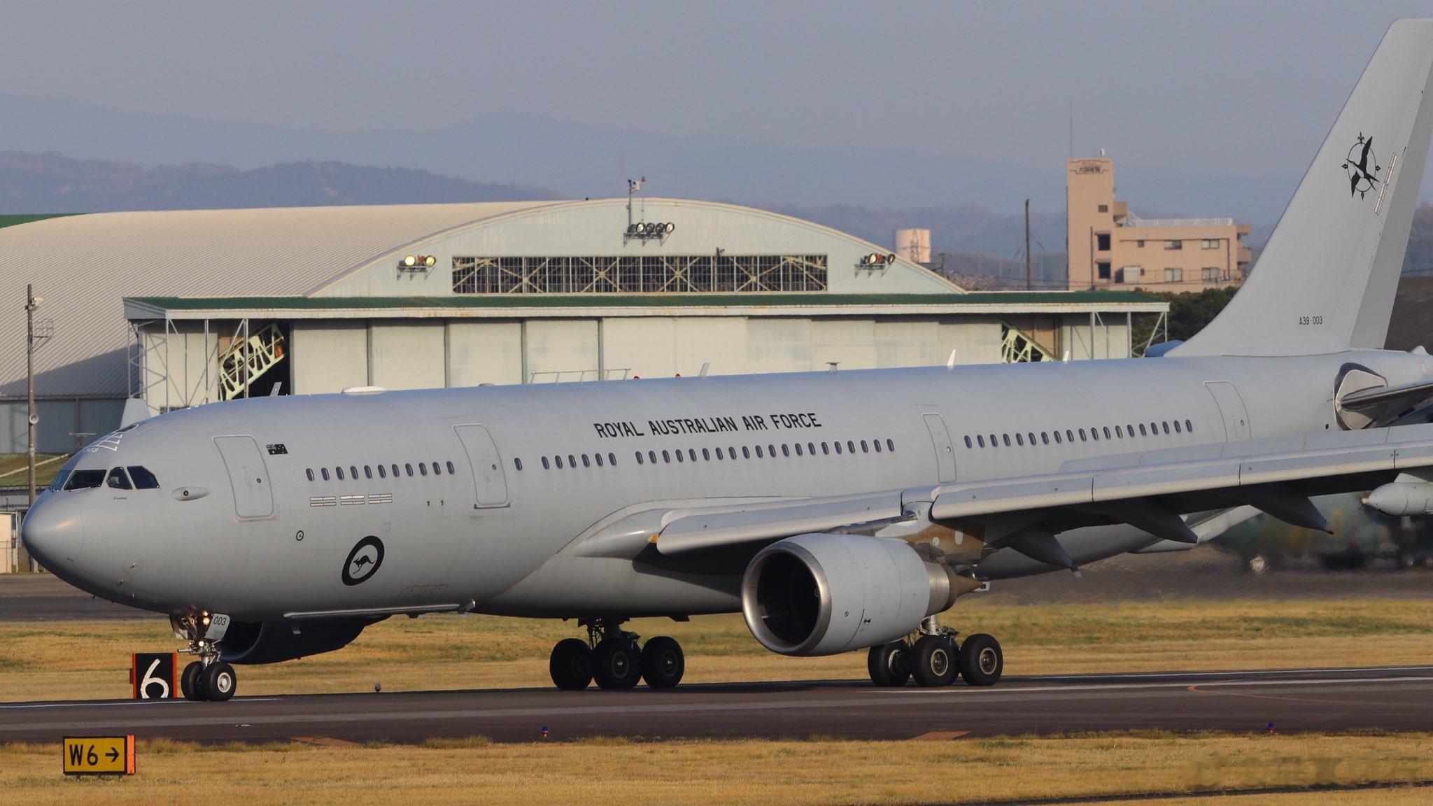 土澳空军KC-30A加油机降落在空自小牧基地#航空[超话]##武器装备[超话]#