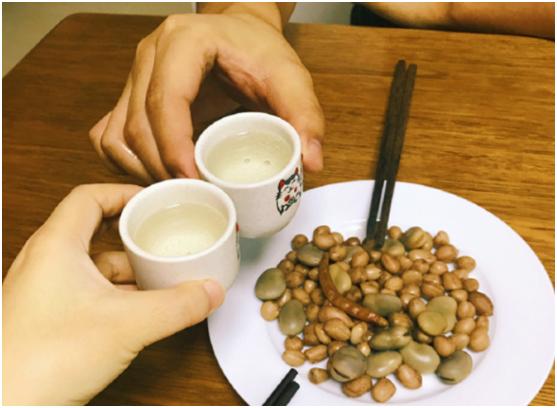 喝酒是用白瓷杯好还是透明玻璃杯好？行家：两者味道差别很大
 你喝白酒的时候喜欢用