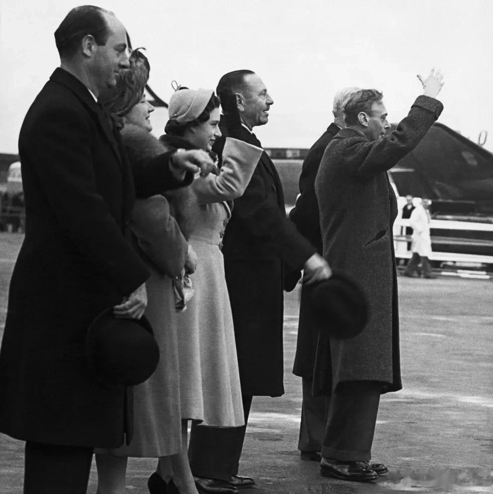 旧照片。1952年1月31日，当时还是公主的伊丽莎白，和丈夫菲利普一起，从希斯罗