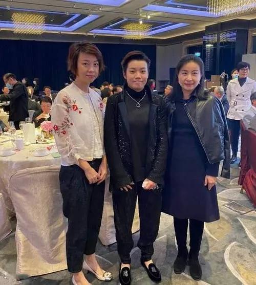 体坛两大女神，郭晶晶与张怡宁一起参加活动，穿着端庄，举止大方。

一向低调的郭晶