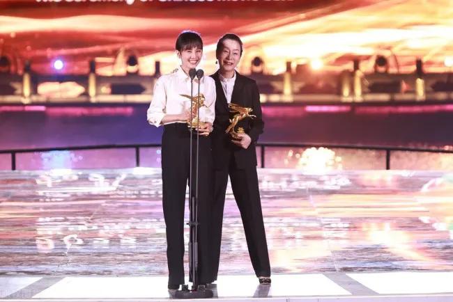 袁泉和奚美娟亮相荆州出席活动，两位优雅干练的演员同台，迎来一众好评。

向来搭配